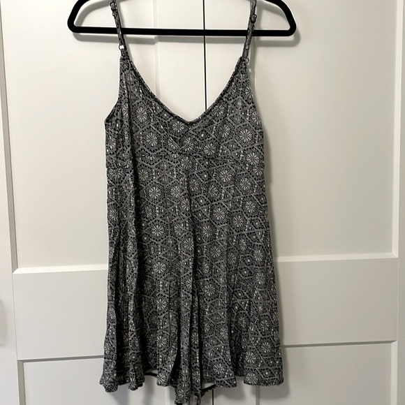 RVCA black and white romper. Medium. - Picture 3 of 4